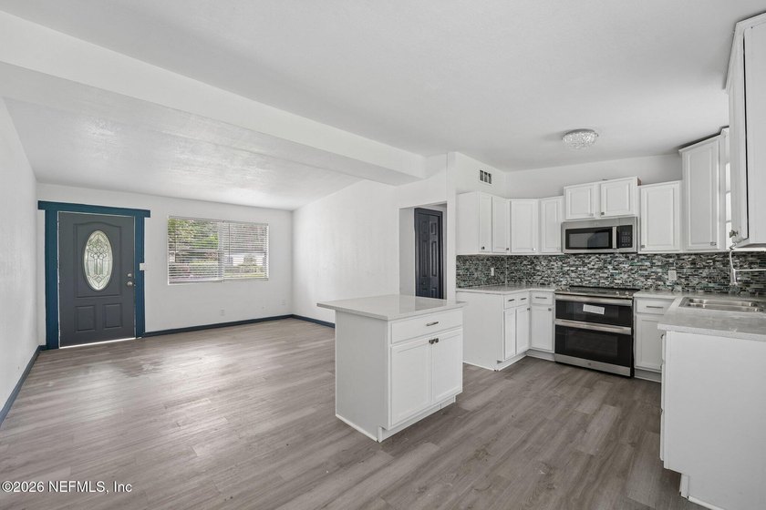 Completely remodeled and move in ready, this 4 bedroom, 2 - photo 14
