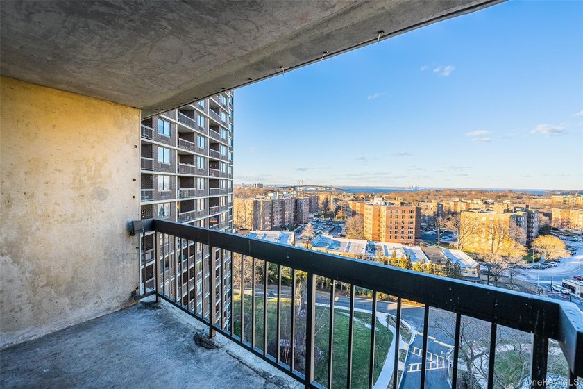 Beautiful high-floor 1-bedroom, 1-bath condo. This bright and - photo 15