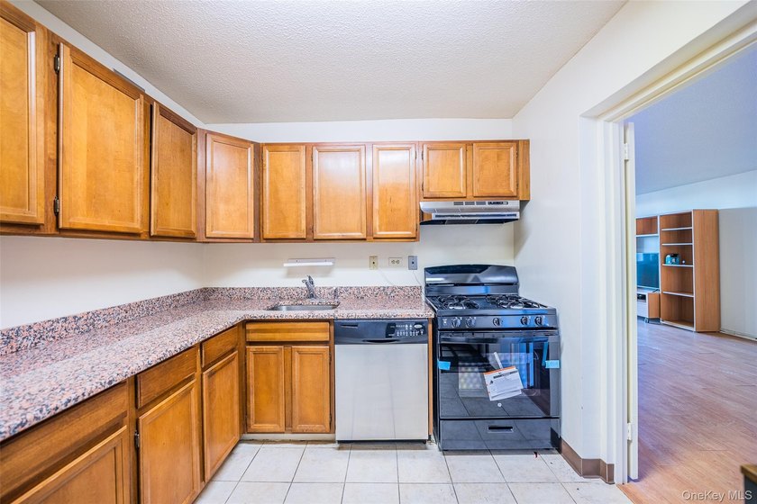 Beautiful high-floor 1-bedroom, 1-bath condo. This bright and - photo 26