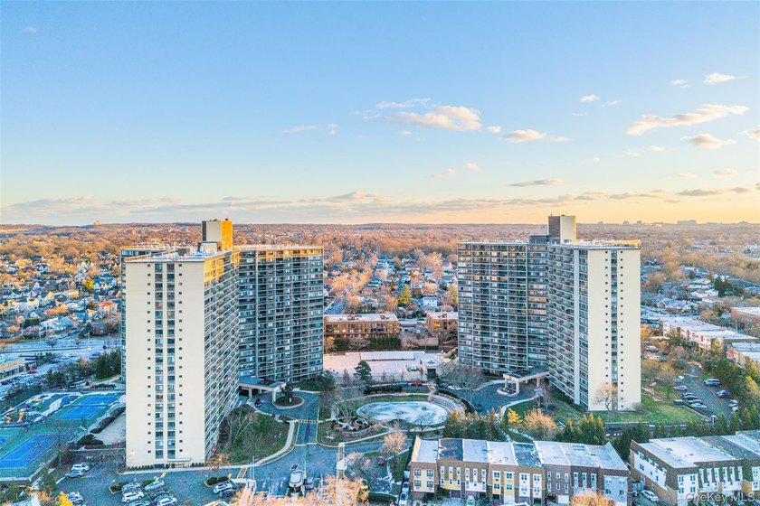 Beautiful high-floor 1-bedroom, 1-bath condo. This bright and - photo 31