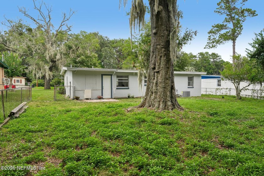 Completely remodeled and move in ready, this 4 bedroom, 2 - photo 33