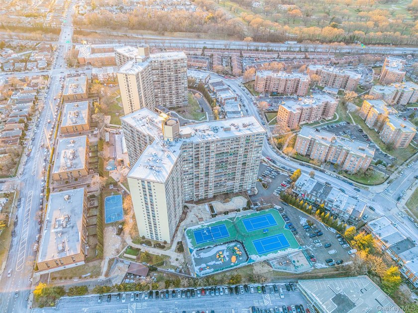 Beautiful high-floor 1-bedroom, 1-bath condo. This bright and - photo 34