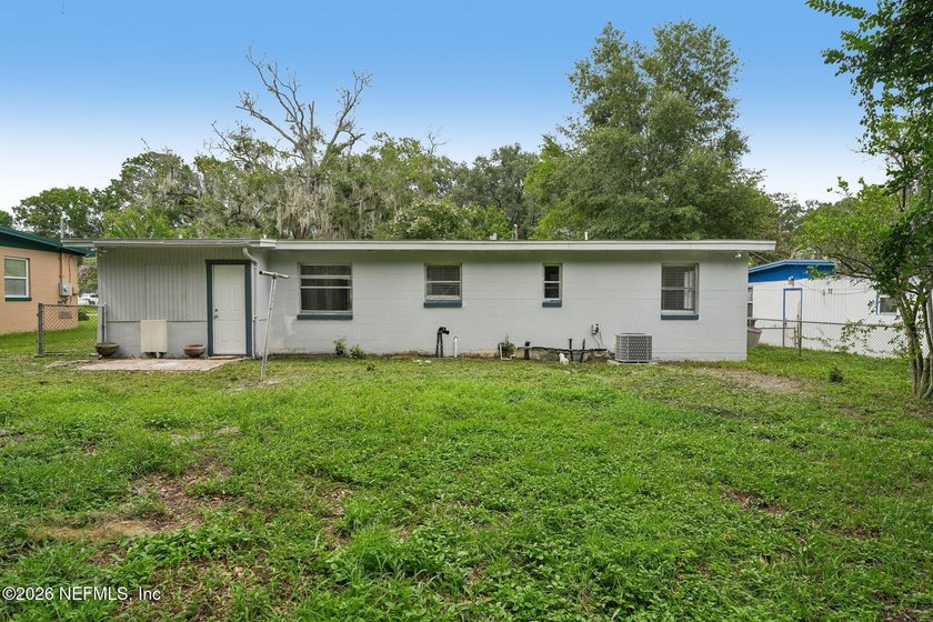 Completely remodeled and move in ready, this 4 bedroom, 2 - photo 34
