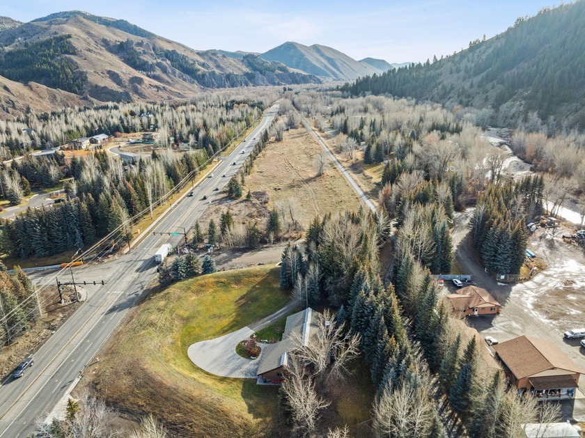 Unicorn property in a truly exceptional location: 1.9 acres with - photo 7