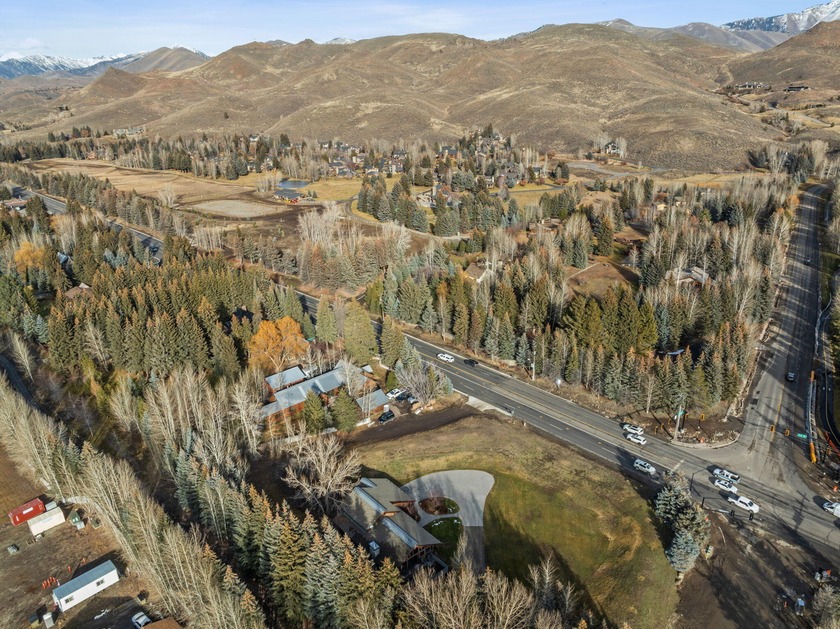 Unicorn property in a truly exceptional location: 1.9 acres with - photo 9