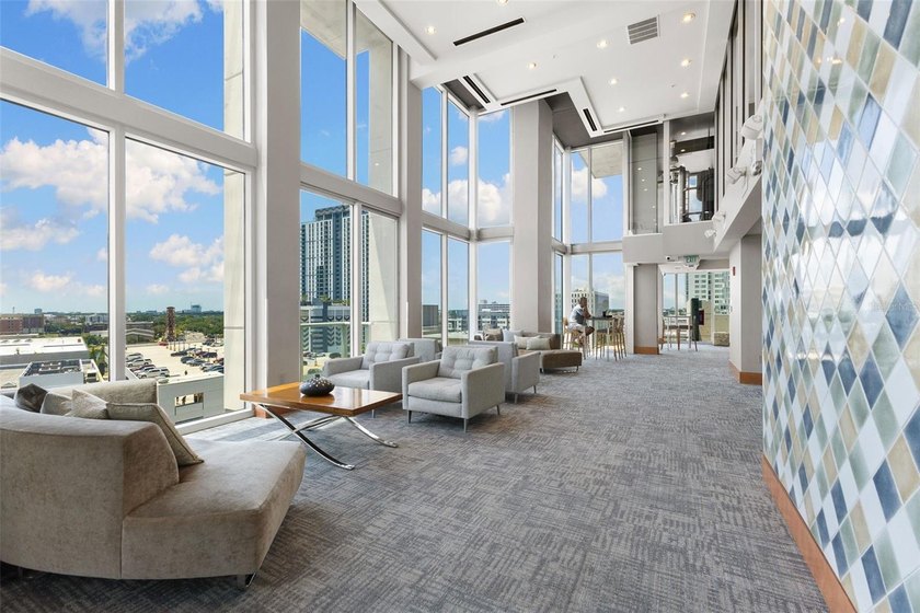 Welcome to a life of elevated urban luxury at SkyPoint, where - photo 50