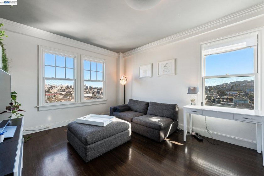 This light-drenched Pacific Heights junior one-bedroom corner - photo 3