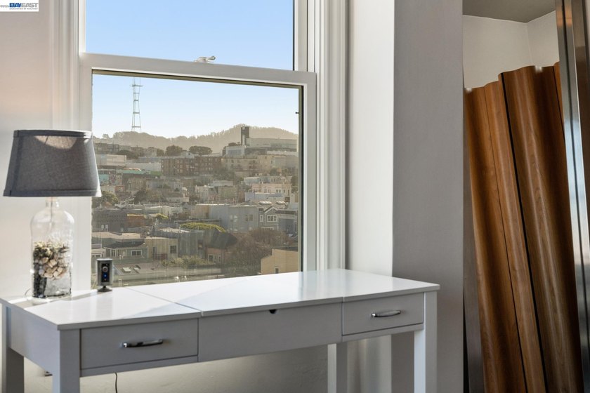 This light-drenched Pacific Heights junior one-bedroom corner - photo 8