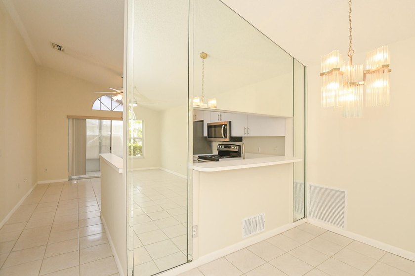 Move-in ready 2/2 Jasmine Villa in a charming courtyard setting - photo 11