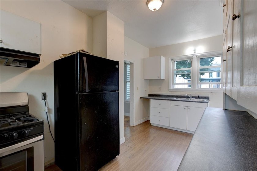 Excellent investment opportunity or ideal owner-occupant duplex! - photo 14