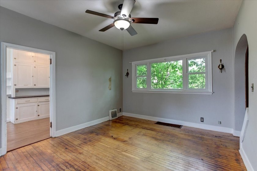 Excellent investment opportunity or ideal owner-occupant duplex! - photo 17