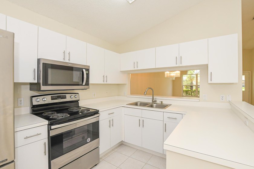 Move-in ready 2/2 Jasmine Villa in a charming courtyard setting - photo 17