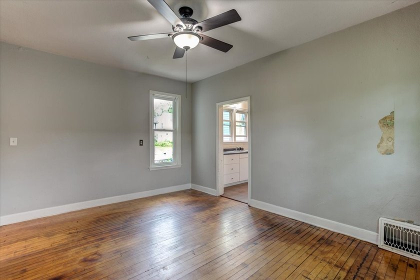 Excellent investment opportunity or ideal owner-occupant duplex! - photo 18