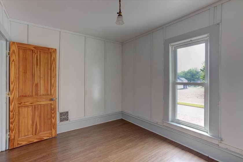 Excellent investment opportunity or ideal owner-occupant duplex! - photo 26