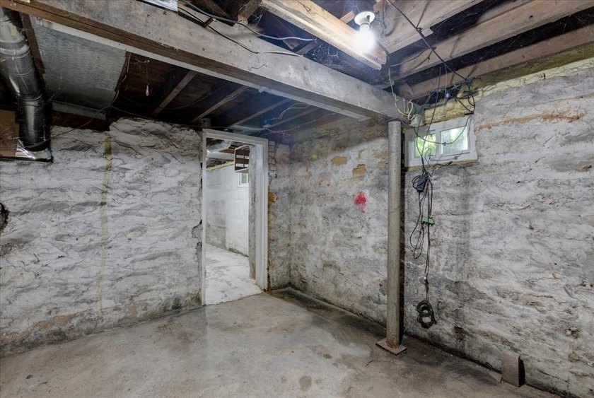 Excellent investment opportunity or ideal owner-occupant duplex! - photo 29
