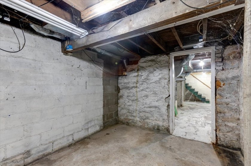 Excellent investment opportunity or ideal owner-occupant duplex! - photo 30