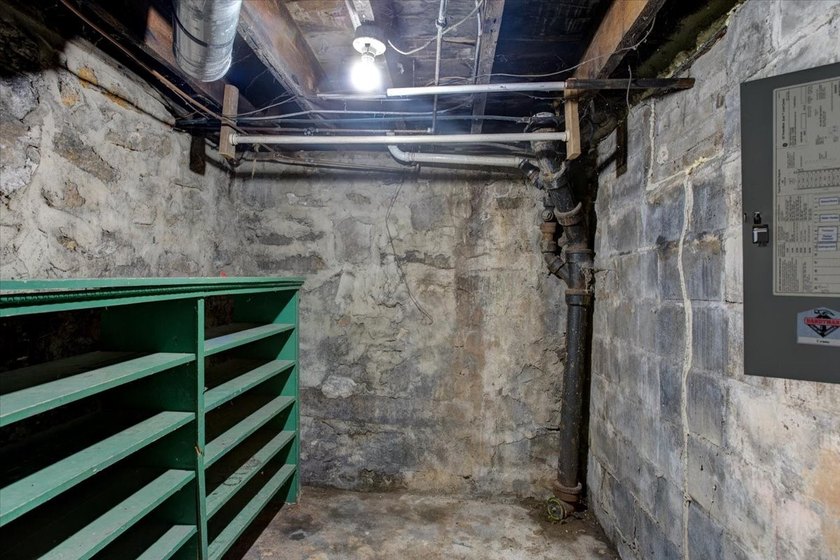 Excellent investment opportunity or ideal owner-occupant duplex! - photo 34