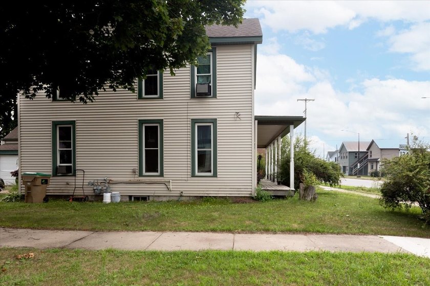 Excellent investment opportunity or ideal owner-occupant duplex! - photo 37