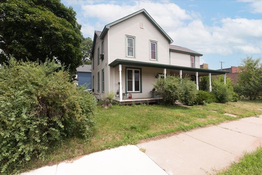 Excellent investment opportunity or ideal owner-occupant duplex! - photo 38