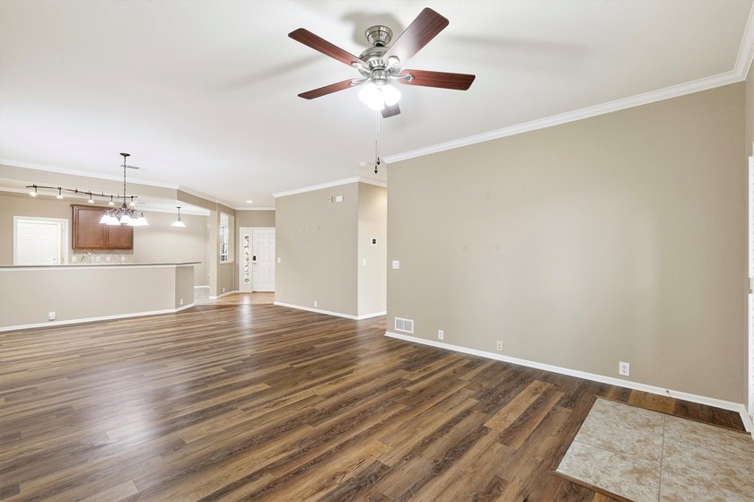 Welcome to easy living in one of the area's most sought-after - photo 3