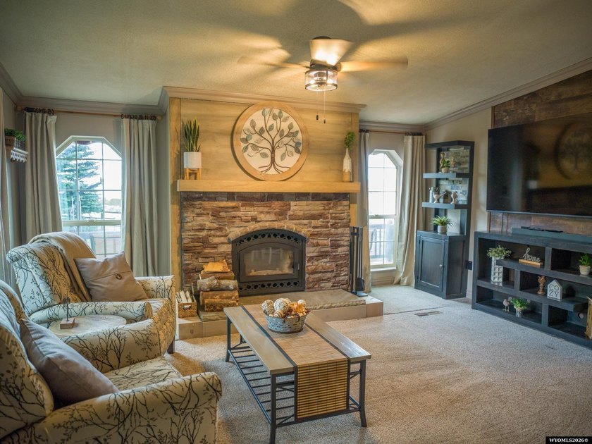 Minutes from Flaming Gorge, this exceptional 2.2-acre property - photo 27