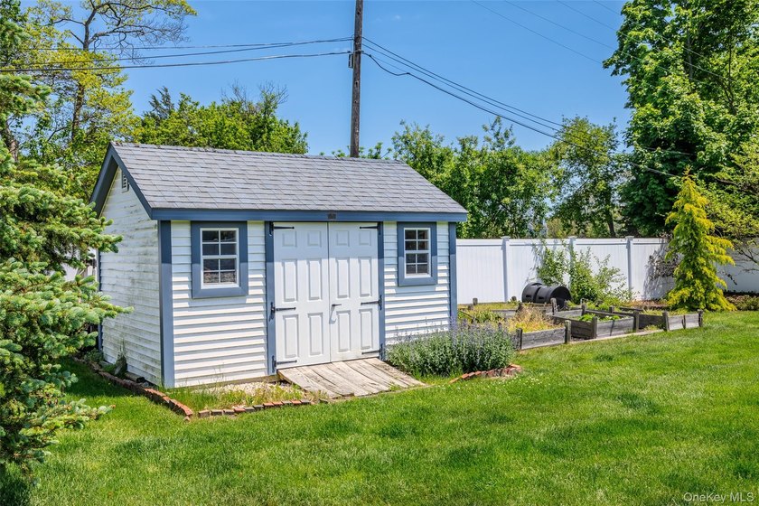 1928 Colonial in Riverhead - Tesla Solar Roof, 3-Car Heated - photo 15