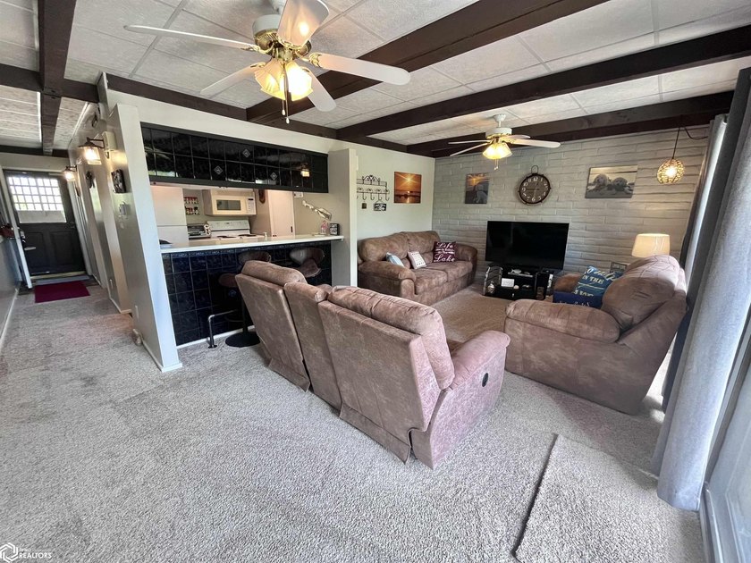 Welcome to your private escape in Clear Lake! This desirable - photo 2