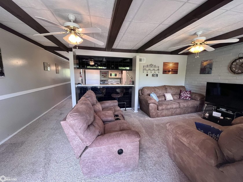 Welcome to your private escape in Clear Lake! This desirable - photo 5
