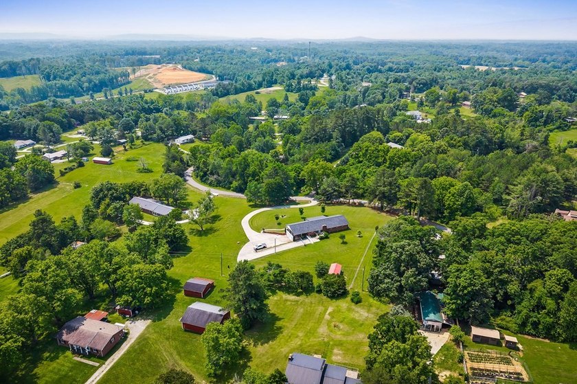 Welcome to 1069 McGregor Ln, a sprawling 3,894-sq.-ft home - photo 35