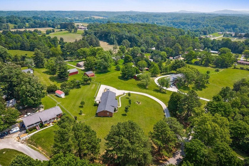 Welcome to 1069 McGregor Ln, a sprawling 3,894-sq.-ft home - photo 36