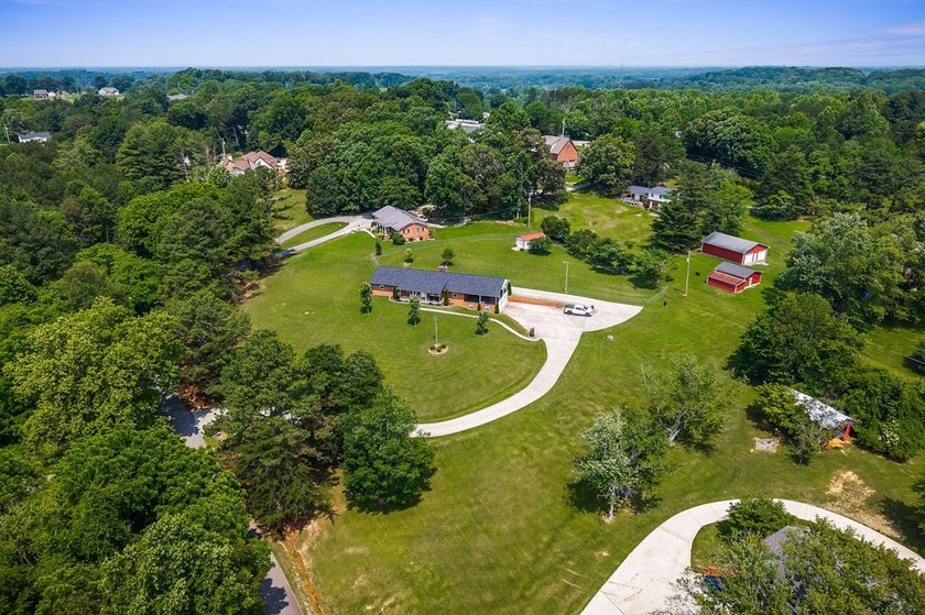Welcome to 1069 McGregor Ln, a sprawling 3,894-sq.-ft home - photo 37