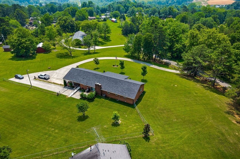 Welcome to 1069 McGregor Ln, a sprawling 3,894-sq.-ft home - photo 41