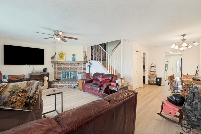 Perfect for investors or individuals! Month-to-month tenant in - photo 3