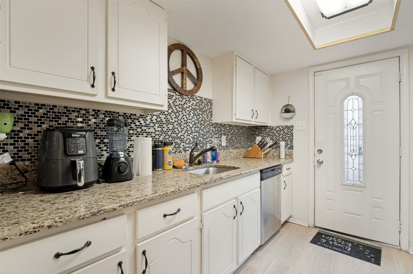 Perfect for investors or individuals! Month-to-month tenant in - photo 5
