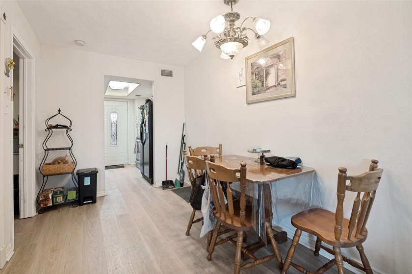 Perfect for investors or individuals! Month-to-month tenant in - photo 6