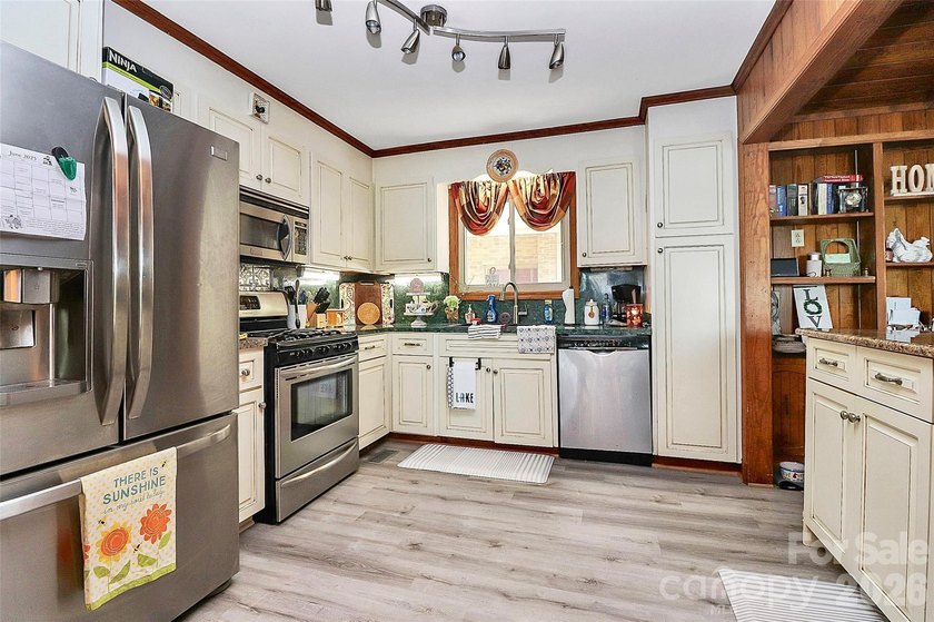 Waterfront on Moss Lake! Stunning home with year-round - photo 16