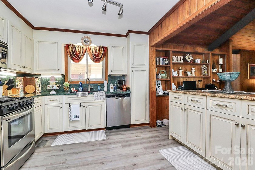 Waterfront on Moss Lake! Stunning home with year-round - photo 17