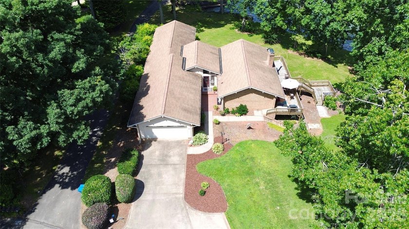 Waterfront on Moss Lake! Stunning home with year-round - photo 34