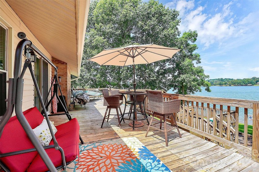 Waterfront on Moss Lake! Stunning home with year-round - photo 35