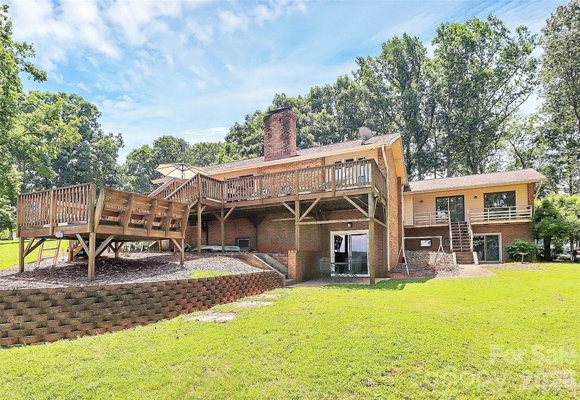 Waterfront on Moss Lake! Stunning home with year-round - photo 38