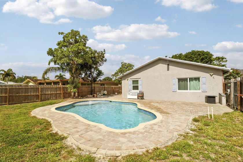 Welcome to 98 Pintail Court, a beautifully maintained CBS pool - photo 2