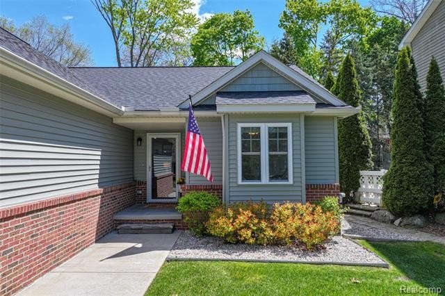 Welcome to this beautifully crafted 2019 custom-built home with - photo 2