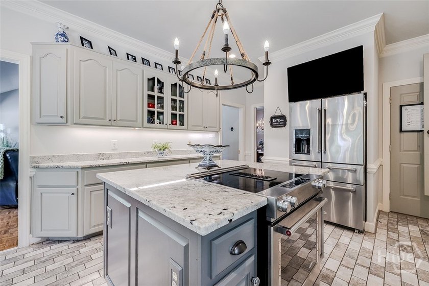 Welcome to this spacious 4-bedroom, 3.5-bath home tucked away on - photo 15