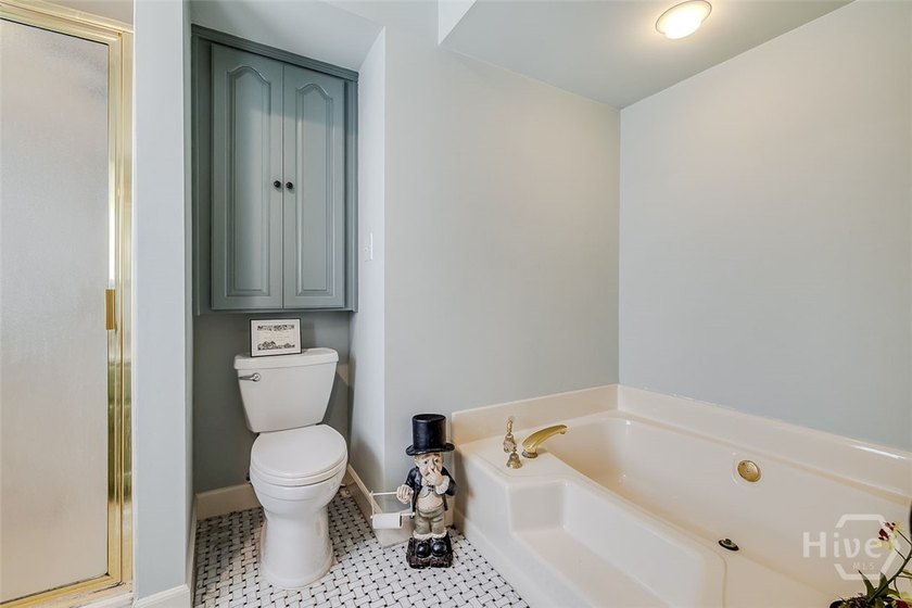 Welcome to this spacious 4-bedroom, 3.5-bath home tucked away on - photo 31