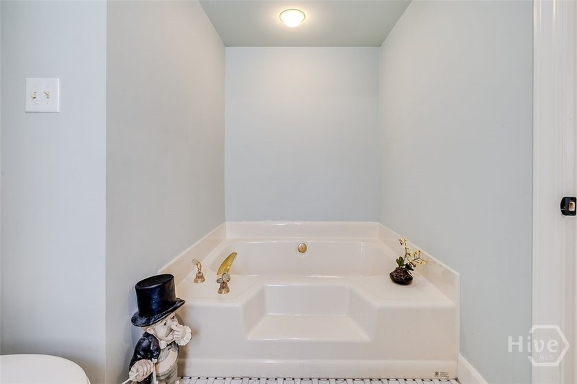 Welcome to this spacious 4-bedroom, 3.5-bath home tucked away on - photo 33