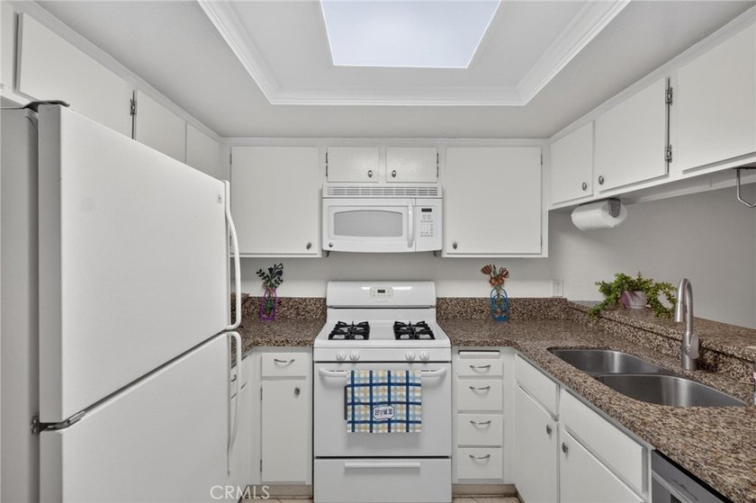 Welcome to this desirable single-level home featuring 2 bedrooms - photo 10