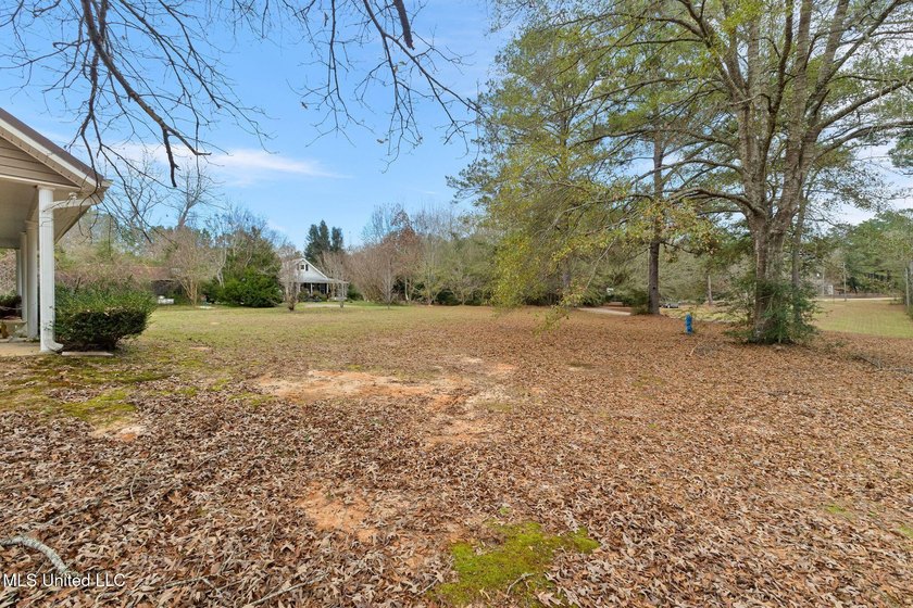 Charming 3-bedroom, 2-bath home situated on a spacious 0.82-acre - photo 2