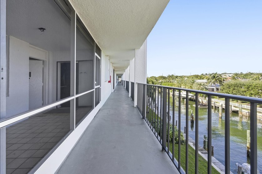 Fully renovated 2BR, 2 bath Condo. New laminate floors, kitchen - photo 2