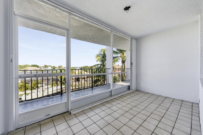 Fully renovated 2BR, 2 bath Condo. New laminate floors, kitchen - photo 4