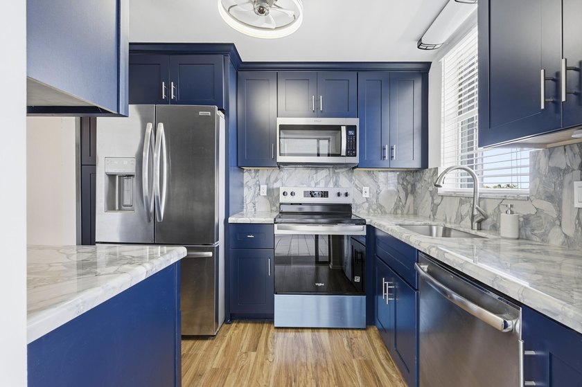 Fully renovated 2BR, 2 bath Condo. New laminate floors, kitchen - photo 5